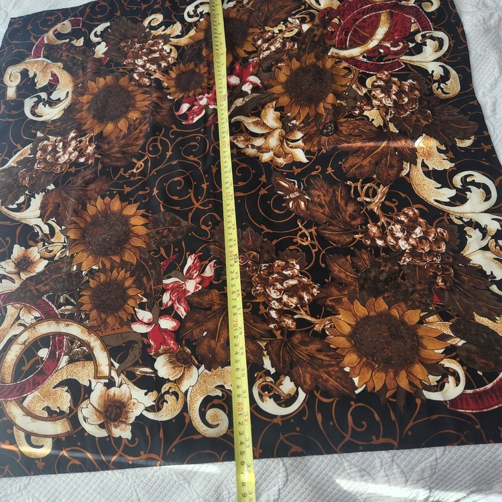 CHANEL elegant scarf